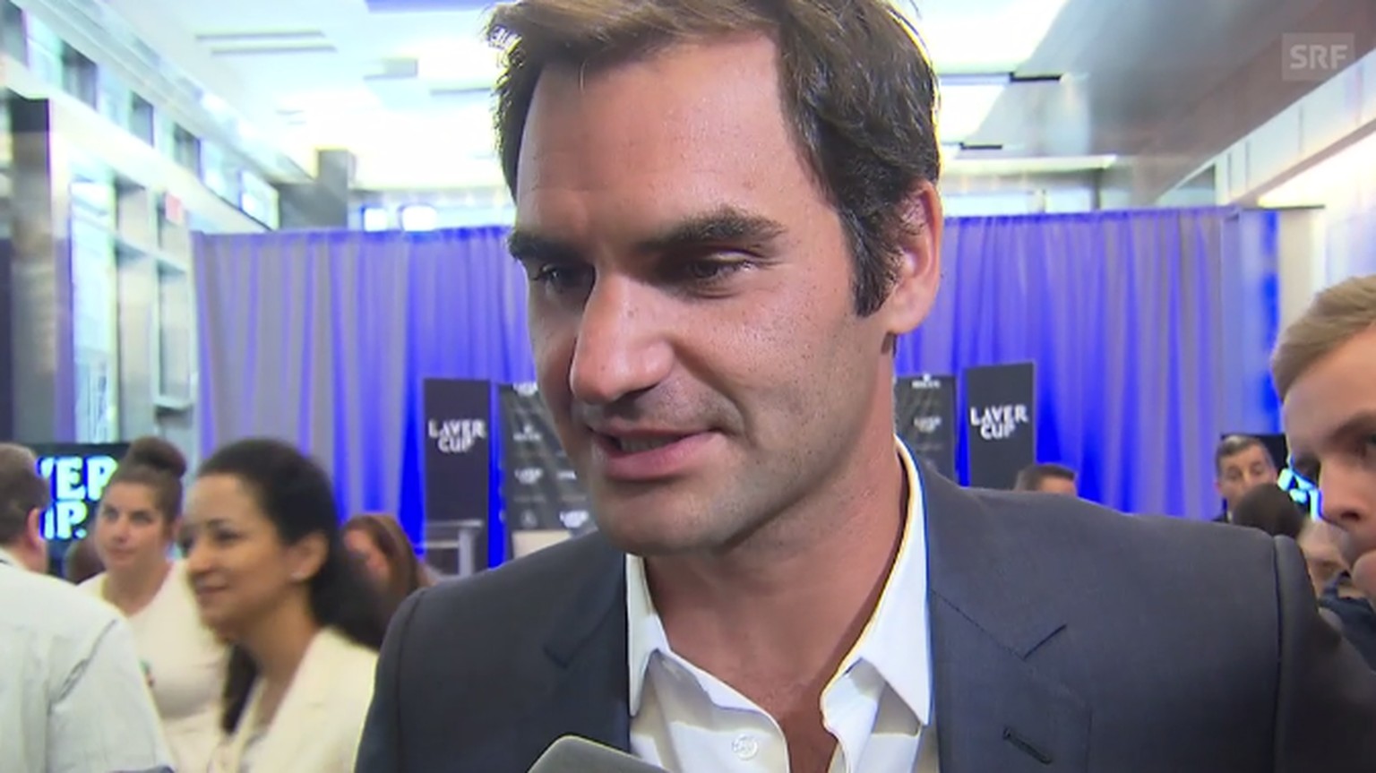 Roger Federer steht dem Schweizer Fernsehen Red und Antwort.