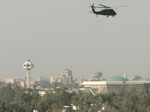 Helikopter fliegen über die stark bewachte sogenannte Grüne Zone in Bagdad. Darin befinden sich unter anderem die irakische Regierung und die US Botschaft.