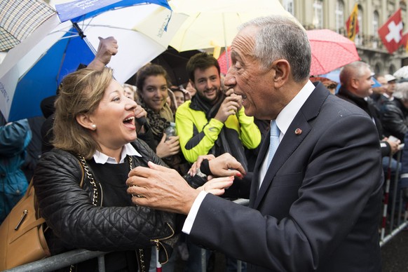 epa05588996 Marcelo Rebelo de Sousa, President of Portugal (R) welcomes the public during the official ceremony on Bundesplatz square in Bern, Switzerland, 17 October 2016. Marcelo Rebelo de Sousa is  ...