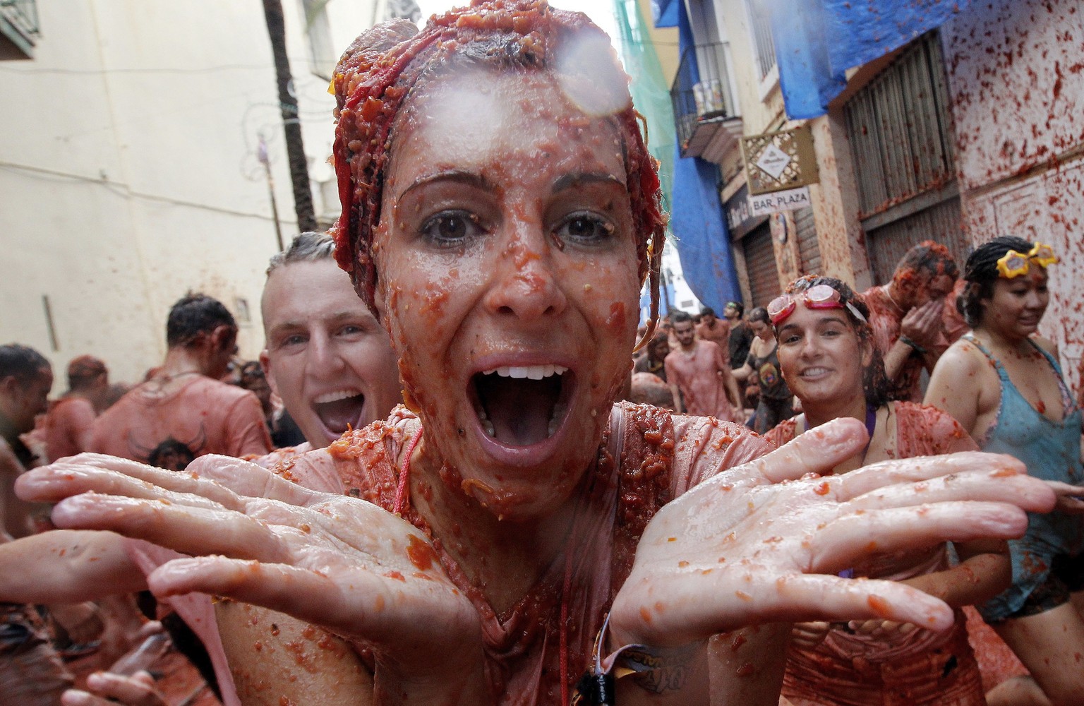 epa06171502 A woman covered in squashed tomatoes takes part in the traditional tomato fight called &#039;Tomatina&#039; in Bunol, Spain, 30 August 2017. As every year on the last Wednesday of August,  ...