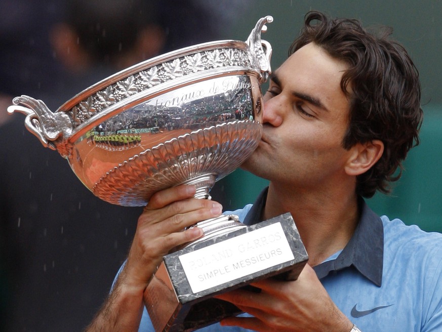 FILE - In this June 7, 2009, file photo, Switzerland&#039;s Roger Federer kisses his trophy after defeating Sweden&#039;s Robin Soderling in their men&#039;s singles final match of the French Open ten ...