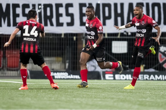 Le joueur neuchatelois Afimico Pululu, centre, montre sa joie apres le deuxieme but avec le joueur neuchatelois Raphael Nuzzolo, gauche, et le joueur neuchatelois Geoffroy Serey Die, droite, lors de l ...