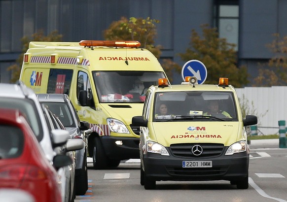 Zwei Ambulanzfahrzeuge transportieren den Passagier in das Spital Carlos III.