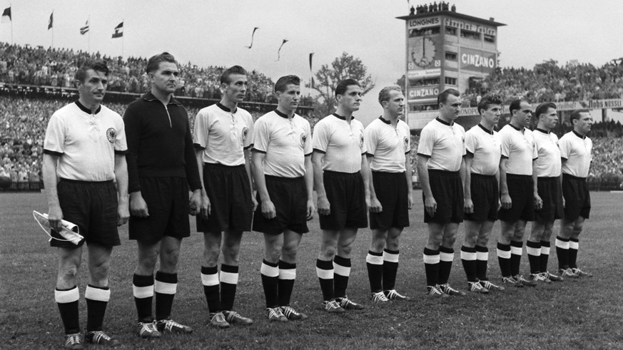 Die deutsche Mannschaft vor dem Final gegen Ungarn an der Fussball- Weltmeisterschaft am 4. Juli 1954 im Wankdorf-Stadion in Bern. Das Team Deutschland von links nach rechts: Captain Fritz Walter, Tor ...