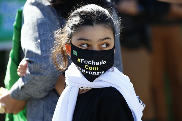 epa08397910 People demonstrate outside the Federal Police headquarters as former Justice Minister and former judge Sergio Moro testifies in the framework of the investigation opened against President  ...