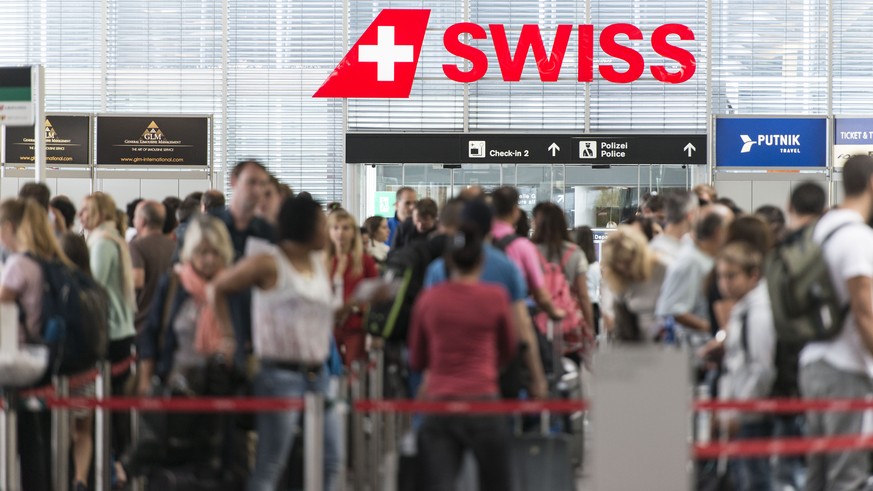 ARCHIVBILD ZU DEN QUARTALSZAHLEN VON SWISS, AM DIENSTAG, 30. APRIL 2019 ---- Passengers queue in the check-in hall 1 at Zurich Airport, pictured in Kloten, Switzerland, on July 31, 2014. (KEYSTONE/Chr ...