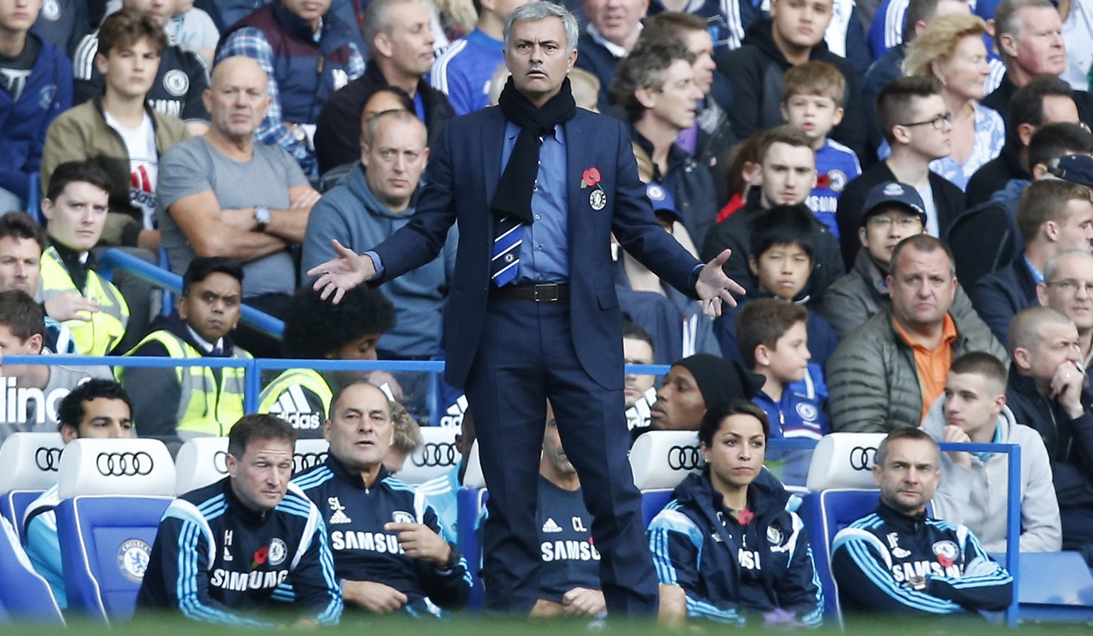 José Mourinho lebt an der Linie vor, was er sich auch von den Fans auf den Rängen erwartet: Emotionen.