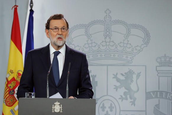 epa06258946 Spanish Prime Minister Mariano Rajoy gives a statement after an extraordinary Cabinet meeting at La Moncloa Palace in Madrid, 11 October 2017. Mariano Rajoy said he had asked Catalan leade ...