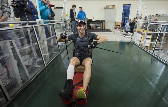 Dario Cologna trainiert nach seiner Knöchelverletzung mit dem Schlitten auf einem Rollband.