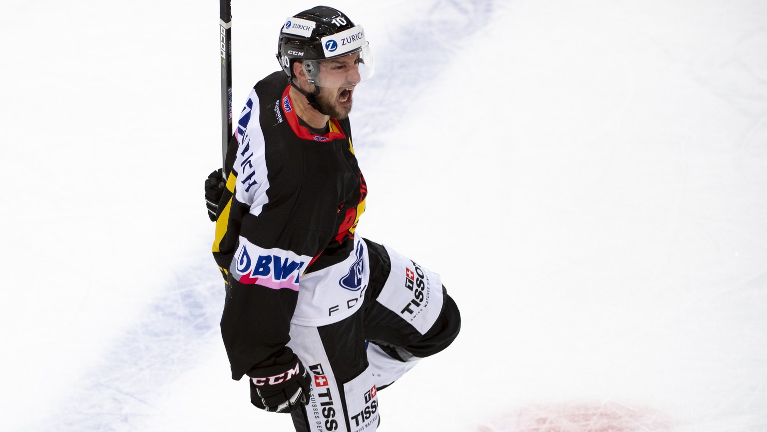 Berns Tristan Scherwey jubelt nach seinem Tor (4-4), im Swiss Ice Hockey Cup 1/4 Finalspiel zwischen dem SC Bern und den HC Ambri-Piotta, am Dienstag, 27. November 2018, in der PostFinance Arena in Be ...