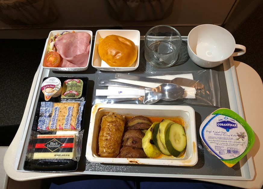 singapore airlines economy class dinner food essen https://liveandletsfly.boardingarea.com/2018/01/02/singapore-airlines-a380-economy-class-review/
