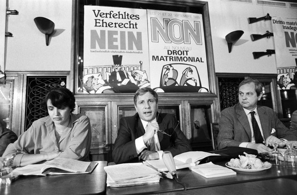Adine Perret, SVP-Nationalrat Christoph Blocher und Pascal Simonius, von links nach rechts, vom &quot;Komitee gegen ein verfehltes Eherecht&quot; halten im Januar 1985 in Bern ein Referat gegen das ne ...