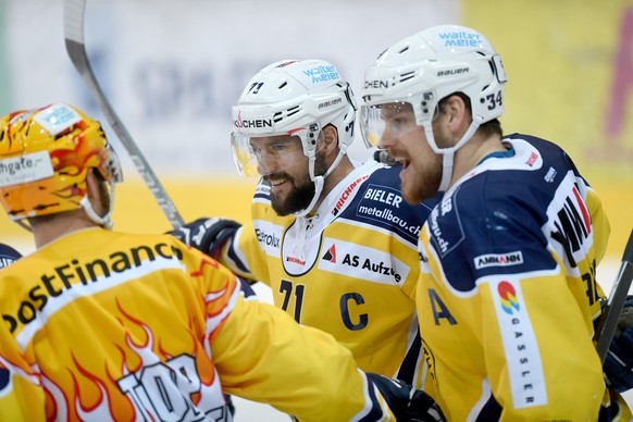 Langenthal&#039;s player Stefan Tschannen, center, celebrates the 1-1 goal, during the first league qualification ice hockey game of the Swiss Championship 2016/17 between National League A team HC Am ...
