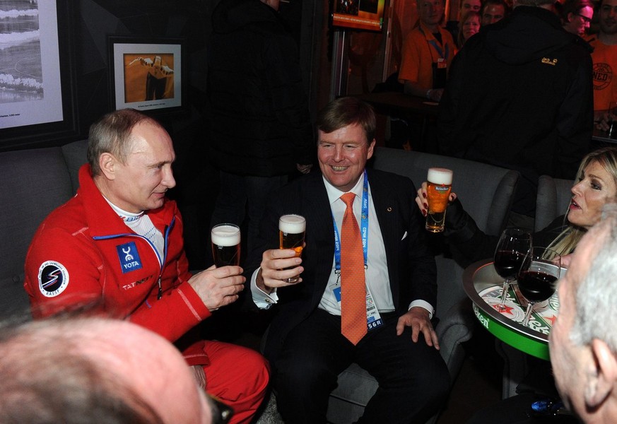 epa04065837 Russian President Vladimir Putin (L) and King of the Netherlands Willem Alexander (C) and Queen Maxima (R) drink beer in the house of Dutch fans in Sochi, Russia, 09 February 2014. EPA/MIK ...