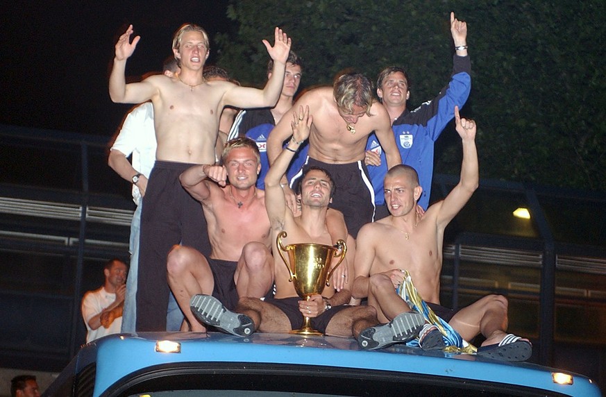 Die Grasshoppers Spieler fahren mit dem Schweizer Meister Pokal auf einem Lastwagen, am Samstag, 31. Mai 2003 in Zuerich ein. (KEYSTONE/Dorothea Mueller)