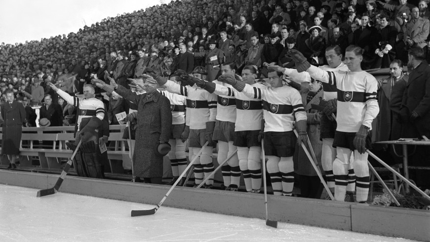 Die Eishockey-Nationalmannschaft von Deutschland vor dem Vorrundenspiel gegen Finnland an der Eishockey-Weltmeisterschaft 1939 in Basel, aufgenommen am 3. Februar 1939. (KEYSTONE/PHOTOPRESS-ARCHIV/Str ...