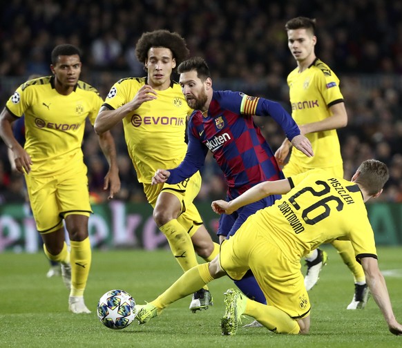 Barcelona&#039;s Lionel Messi drives the ball past Dortmund&#039;s Lukasz Piszczek, right, during a Champions League group F soccer match between Barcelona and Dortmund at the Camp Nou stadium in Barc ...