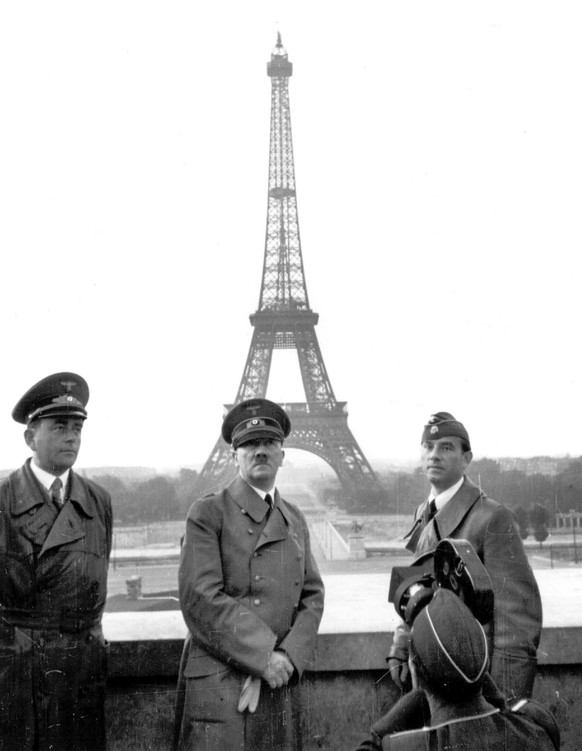 Adolf Hilter (Mitte) posiert mit dem Reichsminister für Bewaffnung und Munition, Albert Speer (links), und dem Kunstprofessor und Bildhauer Arno Brecker (rechts) vor dem Eiffelturm in Paris am 23. Jun ...