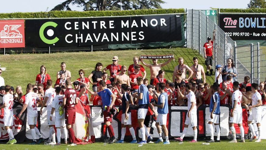 Thun&#039;s players great their supporters after winning against Stade Nyonnais, during the Swiss Cup Round of 32 between FC Stade Nyonnais and FC Thun, at the Stade de Coloveray stadium, in Nyon, Swi ...