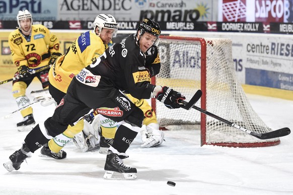 Fribourgs Gotteron Stuermer Ryan Gardner, rechts, im Duell mit Berns Justin Krueger, im Eishockey-Meisterschaftsspiel der National League A zwischen dem HC Fribourg-Gotteron und dem SC Bern, am Samsta ...