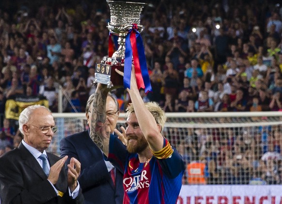 17.08.2016; Barcelona; Fussball Supercup - FC Barcelona - Sevilla FC; 
Lionel Messi (Barcelona) mit Pokal 
(Mikel Trigueros / Urbanandsport / Cordon Press/freshfocus)