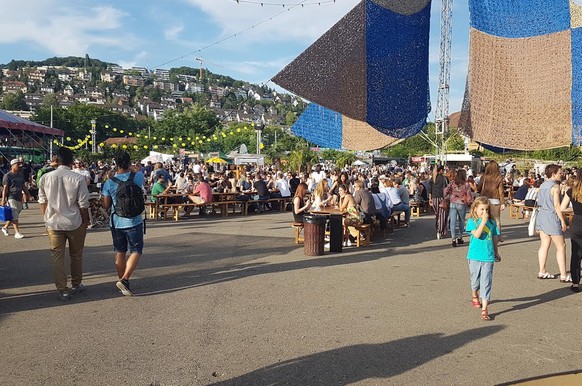 Ausgelassene Stimmung am Street-Food-Festival in Zürich: Von der syrischen Pizza, über die tibetische Teigtasche bis hin zum Raclette bekommst du hier alles.