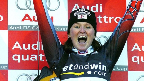 Austrian Alexandra Meissnitzer celebrates after winning the women&#039;s super-G in Altenmarkt/Zauchensee on Saturday, 11 December 2004. (KEYSTONE/EPA/Robert Jaeger)