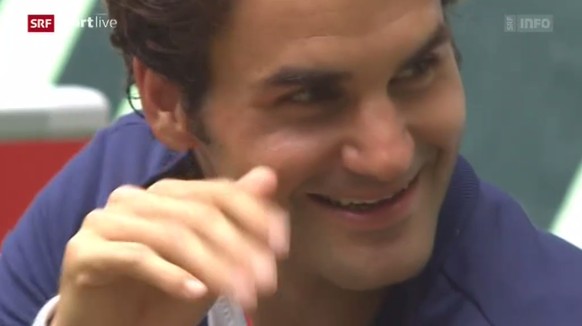 Lange geht es, bis die Siegerehrung beginnt. Federer winkt deshalb seinen Zwillingsmädchen im Publikum zu.