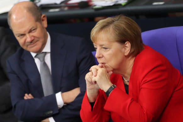 epa08028468 Minister of Finance Olaf Scholz (L) and German Chancellor Angela Merkel (R), during a session of the German parliament &#039;Bundestag&#039; in Berlin, Germany, 27 November 2019. Members o ...
