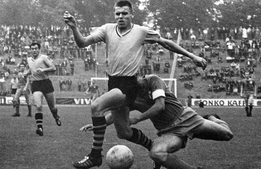 epa03143144 A picture dated 21 September 1963 shows Timo Konietzka (C) from Borussia Dortmund in action against Willi Rihm (R) of Karlsruhe during their German Bundesliga soccer match in Karlsruhe, Ge ...