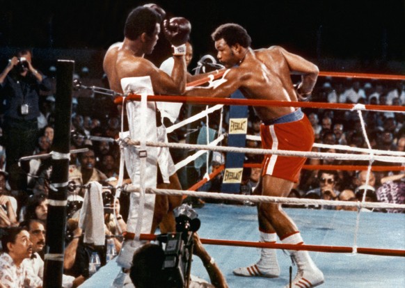 Blick auf eine Szene des Weltmeisterschaftskampfes am 30. Oktober 1974 in Kinshasa (Zaire); George Foreman (rechts) schlaegt seine Linke auf Muhammad Ali. Ali holt sich mit einem sensationellen K.O.-S ...