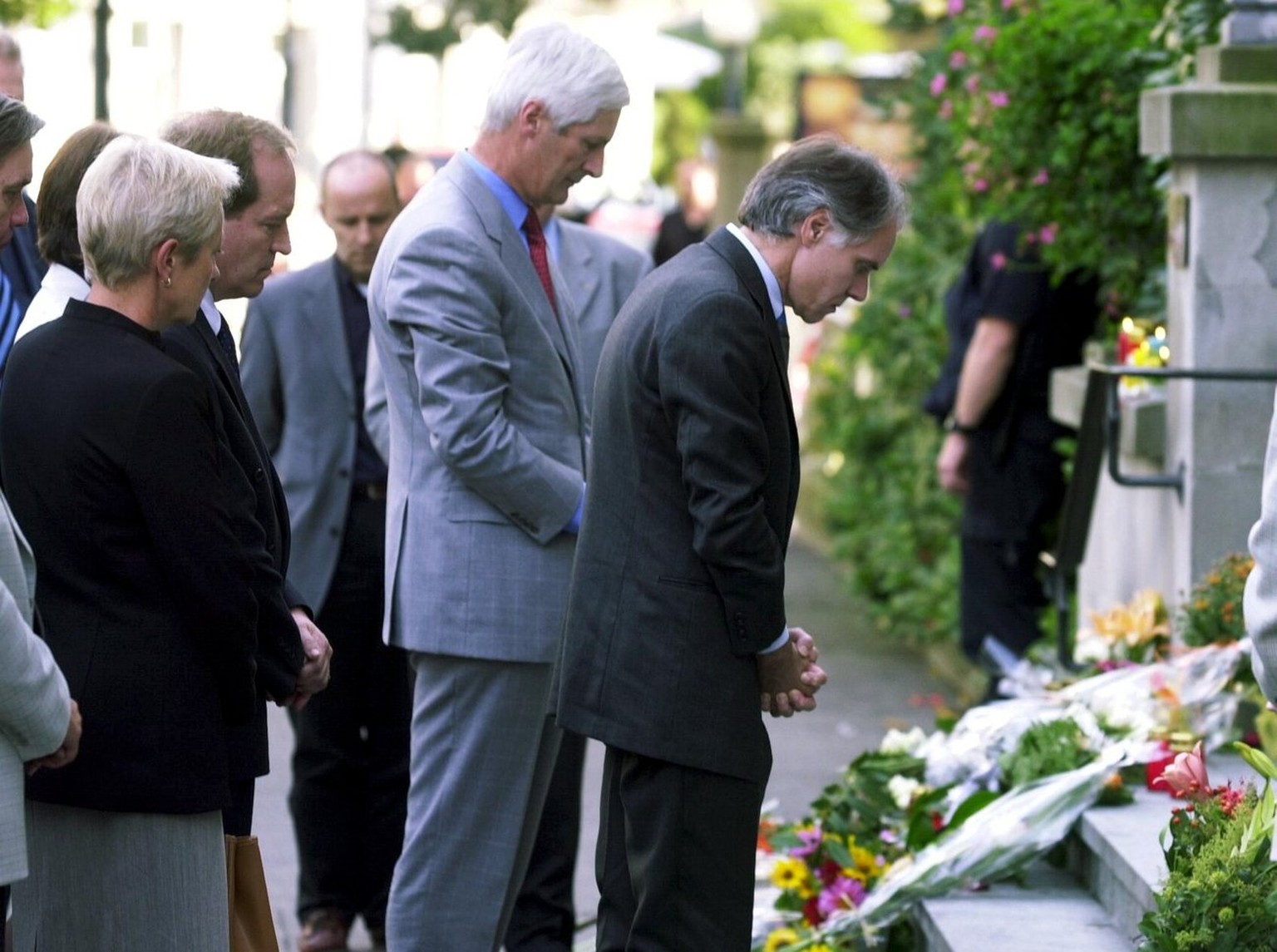 Swiss president, Moritz Leuenberger, right, und the president of the lower house of the Swiss Parliament, Peter Hess, left, have a moment of silence in front of the Parliament&#039;s building, in Zug, ...
