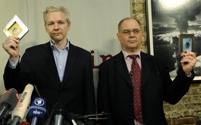 Mit der medienwirksamen Übergabe zweier CDs an Assange im Januar 2011 brachte Elmer das (zweite) Verfahren gegen ihn gewissermassen selbst ins Rollen. Elmer behauptete damals, auf den CDs seien Daten  ...
