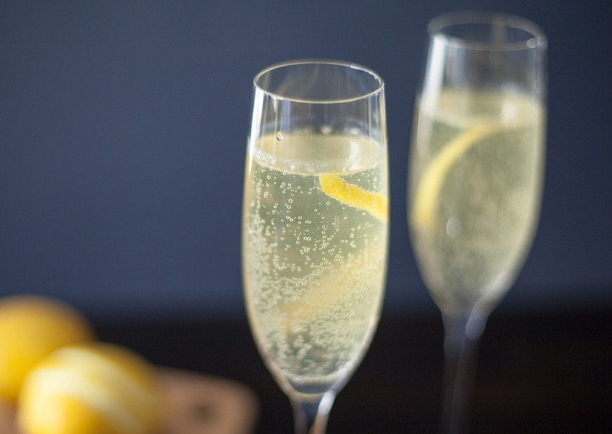 french 75 cocktail champagne champagner alkohol trinken https://www.thedrinkblog.com/french-75/