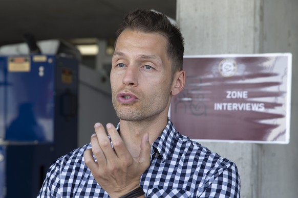 Marc Gautschi, Sport Director of Geneve-Servette HC, respecting the social distance as a precaution against the spread of the coronavirus COVID-19 talks to reporter, after the first training session f ...