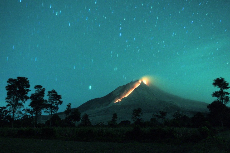 Vulkanausbruch in Nordsumatra. (24. Juni 2015, Bild: EPA/DEDI SAHPUTRA)