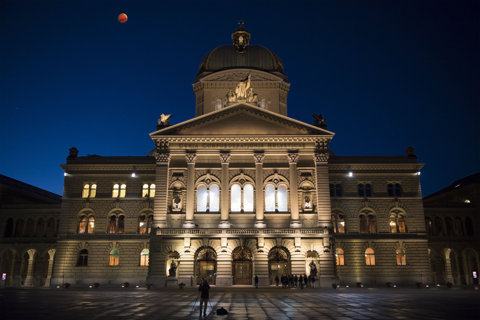 Nachthimmel über dem Bundeshaus mit verschiedenen Planeten anstelle des Mondes; Mars