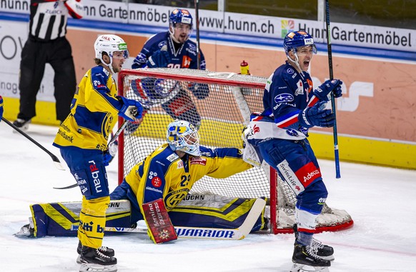 ZSC Lions Stuermer Reto Schaeppi, rechts, feiert den Treffer seines Teamkollegen zum 1-1 gegen HC Davos Torhueter Sandro Aeschlimann, am Boden, waehrend dem Eishockey-Meisterschaftsspiel der National  ...