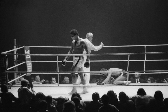BILDPAKET ZUM TOD DES BOXERS MUHAMMAD ALI --- Muhammad Ali (mit gebuertigem Namen Cassius Clay), links, boxt am 26. Dezember 1971 im Hallenstadion in Zuerich gegen den Deutschen Boxer Juergen Blin, re ...