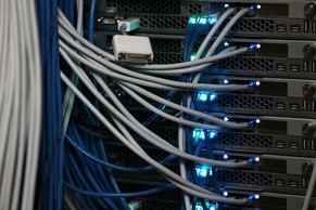 Kabelsalat im Serverraum: Laut de Maizière könnte die Speicherung von Kommunikationsdaten zur Aufdeckung von Netzwerken beitragen.
