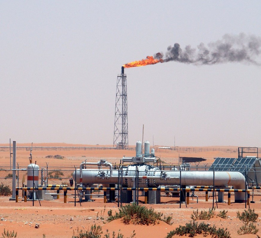 A gas flame is seen in the desert at Khurais oil field, about 160 km from Riyadh, Kingdom of Saudi Arabia, 23 June 2008. A top executive at Saudi Aramco said that the company&#039;s plans are on track ...