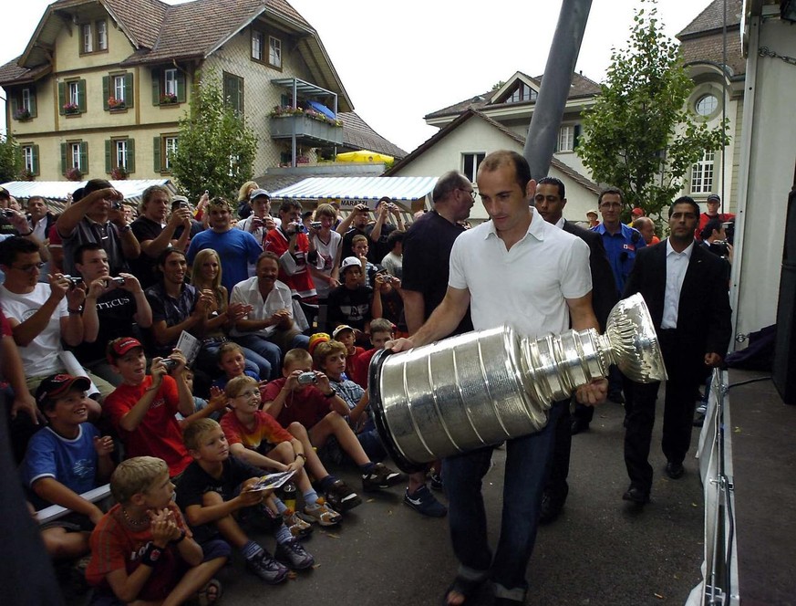 Der Torhueter der Ottawa Senators Martin &quot;Tinu&quot; Gerber praesentiert der Langnauer Bevoelkerung am Montag, 31. Juli 2006, in Langnau den NHL Stanleycup. Gerber gewann den Pokal mit den Caroli ...