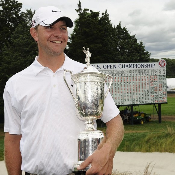 epa01770162 Lucas Glover of the US kisses the trophy after winning the 109th US Open Championship on the Bethpage Black Course in Farmingdale, New York, USA, 22 June 2009. Glover won with a 4-under-pa ...