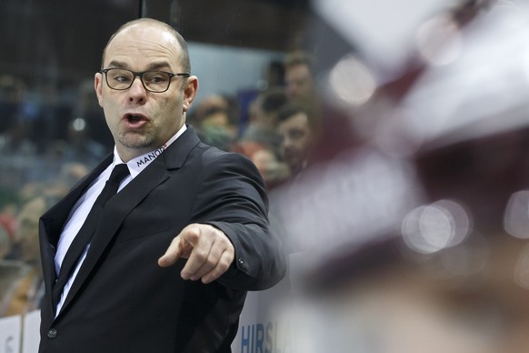 Geneve-Servette&#039;s Head coach Craig Woodcroft gestures, during the second leg of the playoffs quarterfinals game of National League Swiss Championship between Geneve-Servette HC and SC Bern, at th ...