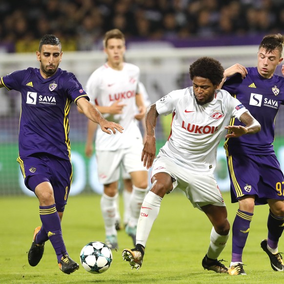 epa06203289 Luiz Adriano of Spartak Moskva (R) vies for a ball with Sandi Ogrinec of Maribor (L) during the Uefa Champions League&#039; soccer match group E between NK Maribor and FC Spartak Moskva in ...