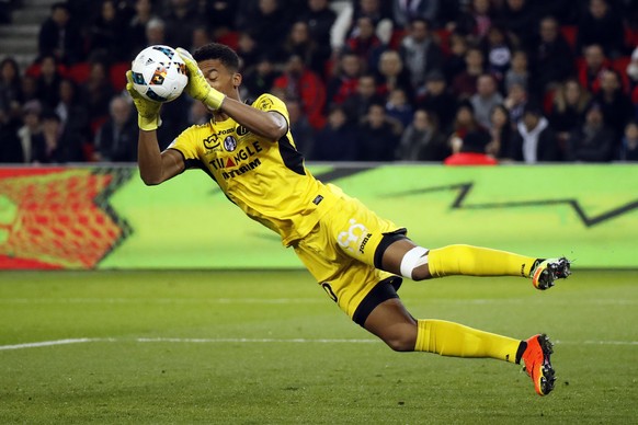 epa05804410 Goalkeeper Alban Lafont of Toulouse FC during the French league 1 soccer game between PSG and Bordeaux at the Parc des Princes Stadium in Paris, France, 19 February 2016. EPA/ETIENNE LAURE ...