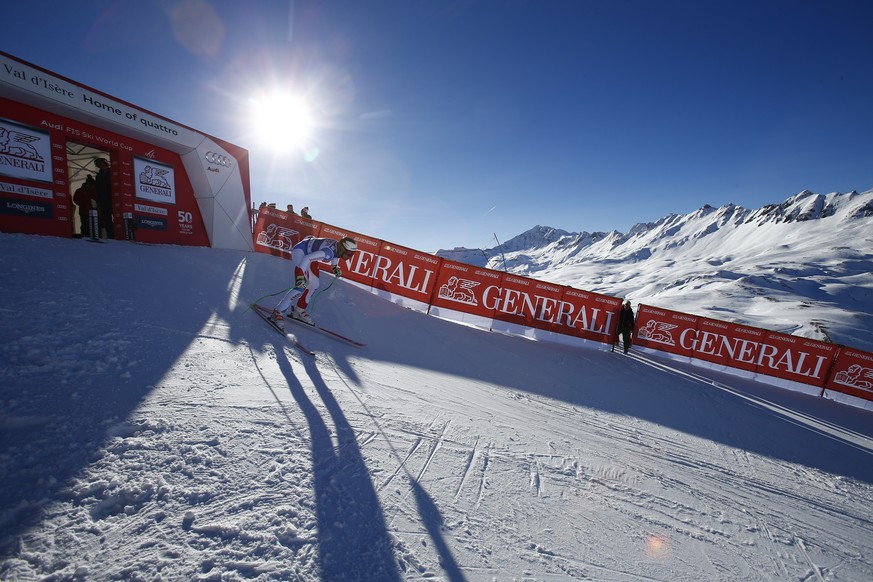 Switzerland&#039;s Beat Feuz starts an alpine ski, mens&#039; World Cup downhill training in Val d&#039;sere, France, Thursday, Dec. 1, 2016. (AP Photo/Giovanni Auletta)
