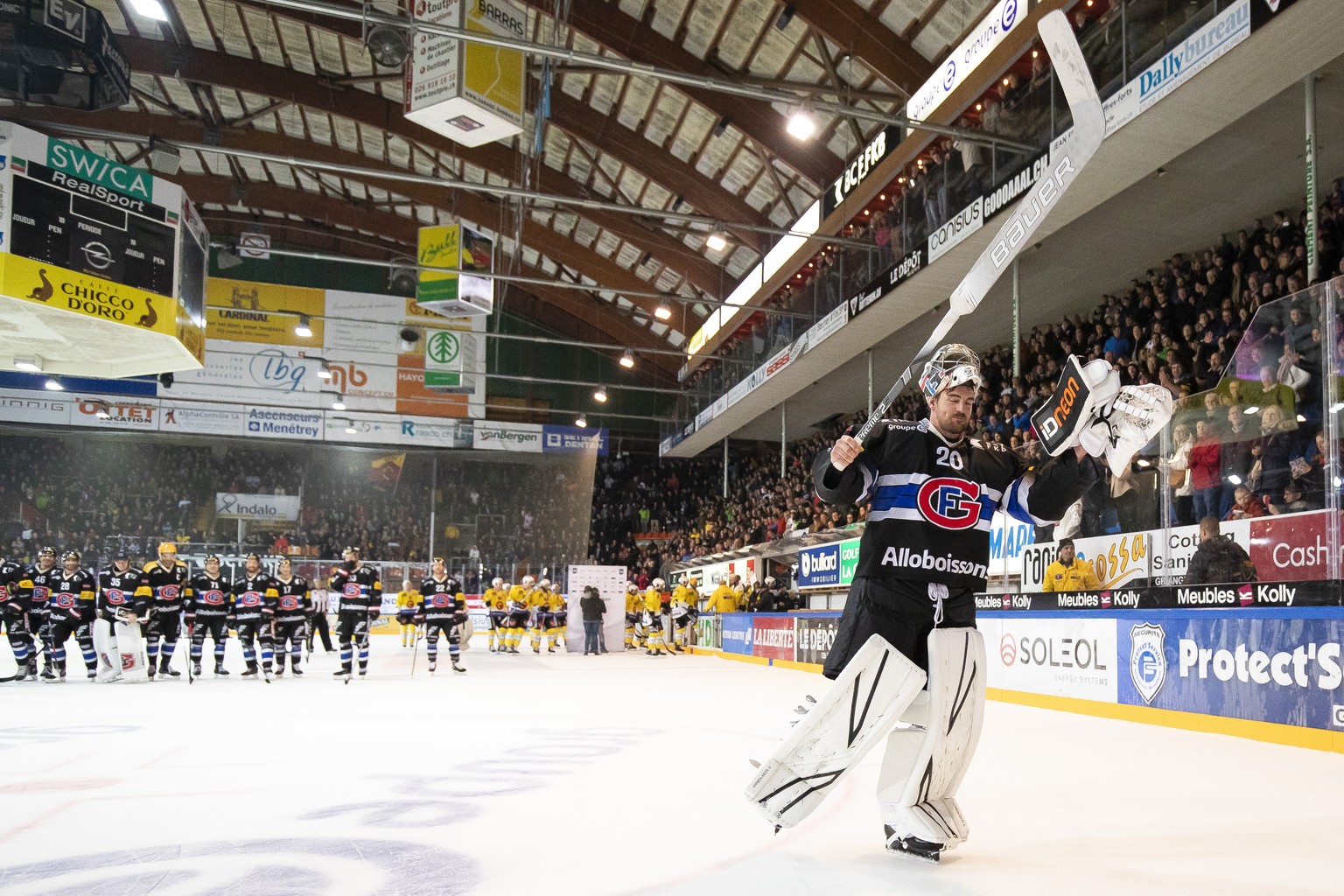 La joie du gardien Fribourgeois Reto Berra, lors de la rencontre du championnat suisse de hockey sur glace de National League entre le HC Fribourg-Gotteron, HCFG, et SC Bern, SCB, ce samedi, 27 octobr ...