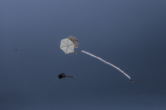epa06794214 Kites carrying Molotov cocktails are flown by Palestinian protesters during the clahses after Friday protest near the border east Gaza City on, 08 June 2018. Protesters called for the righ ...