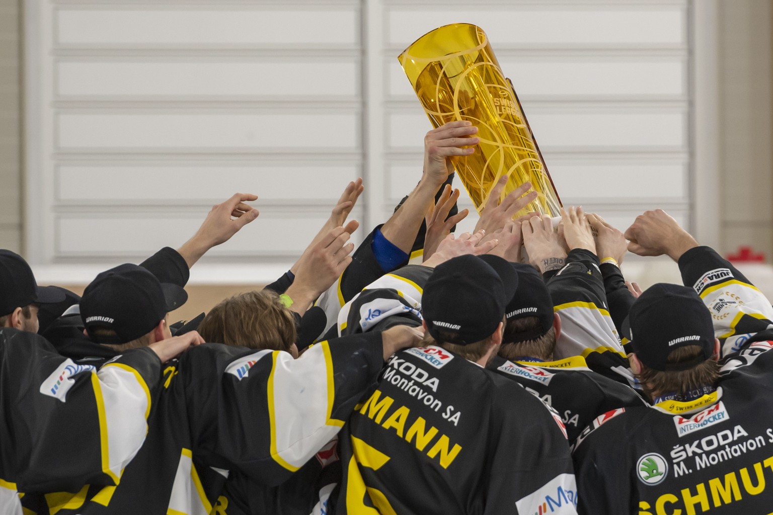 Ajoies Mannschaft jubelt mit dem Pokal nach dem sechsten Eishockey Playoff-Finalspiel der Swiss League zwischen dem HC Ajoie und dem EHC Kloten, in der Raiffeisen Arena in Pruntrut, am Mittwoch, 28. A ...